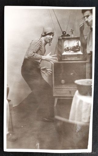 Фото из СССР. Сценка у телевизора. 10х16 см.