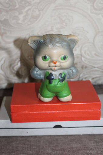 Игрушка резиновая "Котёнок-специалист", времён СССР, высота 12.5 см.