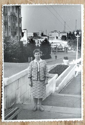 Фото женщины. Минск. Улица Кирова. Спуск к парку Горького. 9х12.5 см
