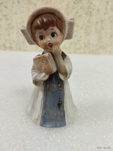 Статуэтка фарфоровая девочка Монахиня с Библией. Германия