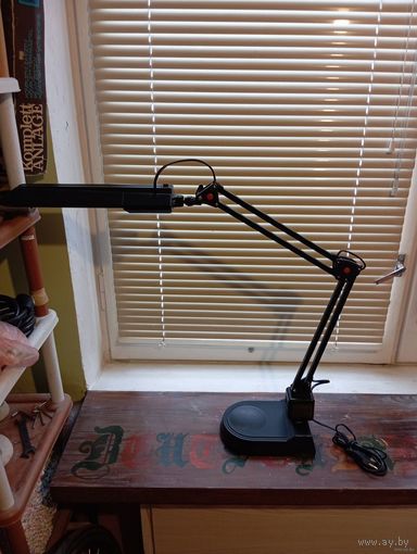 - ЛАМПА настольная дневного света