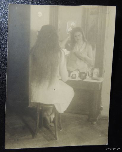 Гадание на жениха у зеркала, 1943 г.