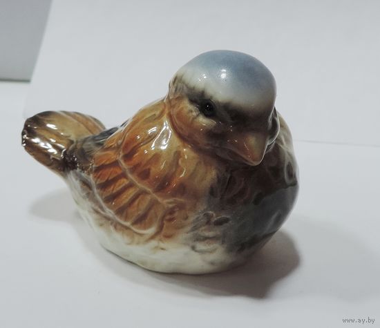 Статуэтка фарфоровая "Птичка" фирмы "Goebel". Германия. Высота 4.5 см. Маленький скольчик снизу хвоста.