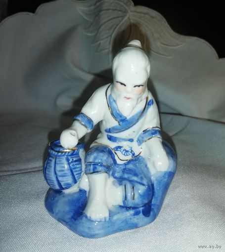 Фарфоровая статуэтка Китайский рыбак 1. 8х6 см. Кобальт, позолота, ручная роспись.