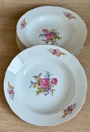 Тарелки. Набор столовых тарелок.