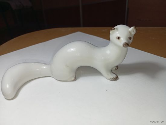 Фарфоровая статуэтка  - Ласка (также часто упоминается как куница, соболь или горностай) производства Полонского фарфорового завода (ЗХК Полонное) или ЛФЗ времен СССР .