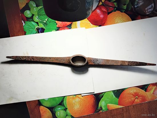 Старинная длинная кирка с клеймом.