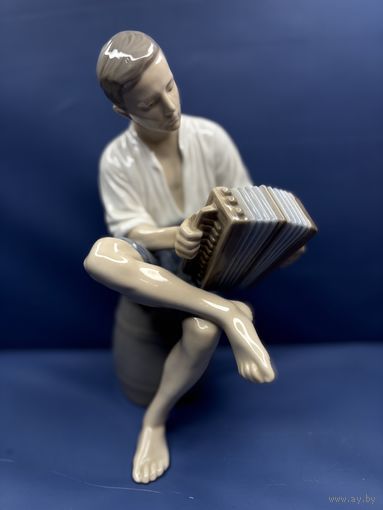 Антикварная стутэтка "Юноша с аккордеоном". Фарфор, B&G. Дания, ХХ в.