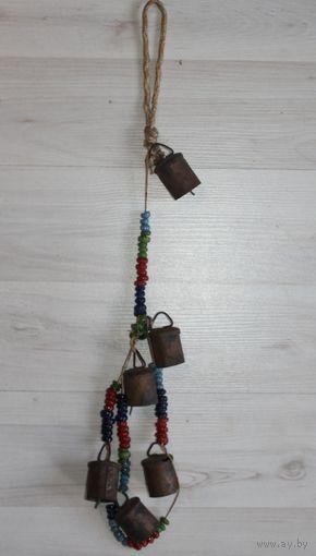 Металлические, ветряные колокольчики с пластиковыми бусинами.