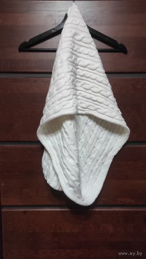 Шарф/снуд светлого цвета, 68 см в два сложения, ширина 36 см, отличное состояние, состав не знаю, приятный на ощупь, плотной вязки шарф.