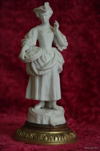 Статуэтка фарфоровая  19 см (  целая )