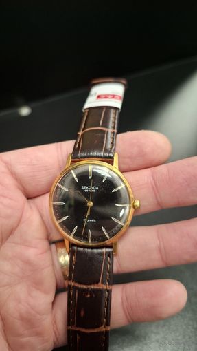 С 1 рубля! Часы Sekonda de luxe костюмник тонкие. Идут. Точность не проверял. Без репассажа. Состояние на фото.