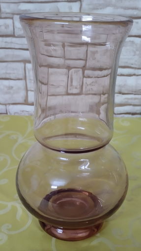 Ваза из цветного (дымчатого или янтарного) стекла эпохи СССР.