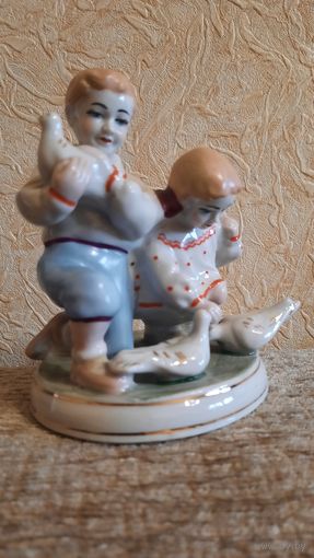 Статуэтка фарфоровая "Дети кормят голубей". ЗХК ПОЛОННОЕ