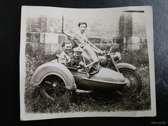 СЕМЬЯ НА МОТОЦИКЛЕ.