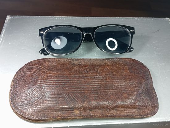Очки в классическом стиле Wayfarer. Эта форма оправы является одной из самых популярных и узнаваемых в мире. Предсезонная распродажа Винтажных солнцезащитных очков