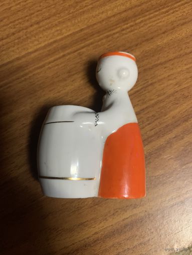 Фигурка фарфоровая
