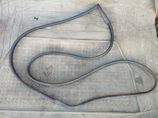 Уплотнитель двери передней правой Mitsubishi Carisma