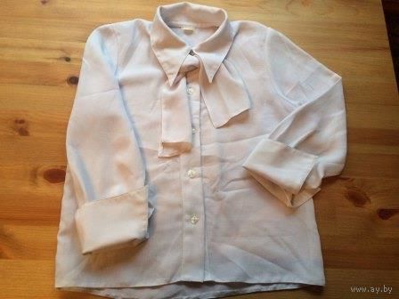 Белая блуза на рост 128 см, впереди завязывается на бант, либо как галстук. Длина 48 см, ПОгруди до 39 см, длина рукава нет смысла мерять, так как рукав заказывается. Состояние б/у вещи, конечно уже
