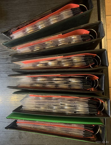 Коллекция, 1159 разных монет из 151 страны в 6 альбомах