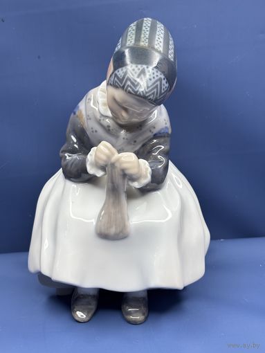 Фарфоровая фигура "Вяжущая девочка". Дания, г. Копенгаген, Royal Copenhagen, 1961 год.