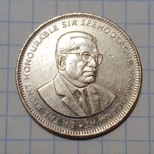 Маврикий 1 рупия 2004 Брак, двоение на портрете + скол на цифре даты.