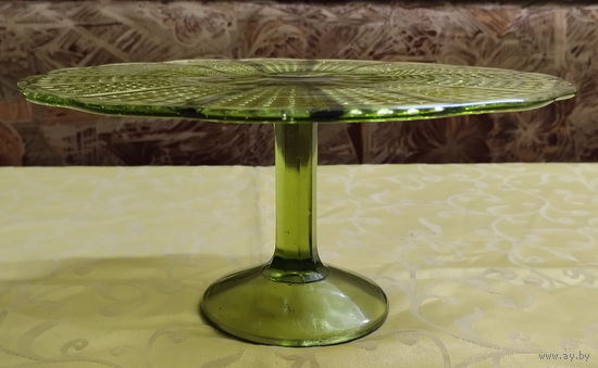 Стеклянная тортница или фруктовница зеленого цвета НЁМАН эпохи СССР