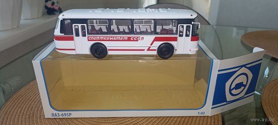 Модель автобуса СССР ЛАЗ с рубля!