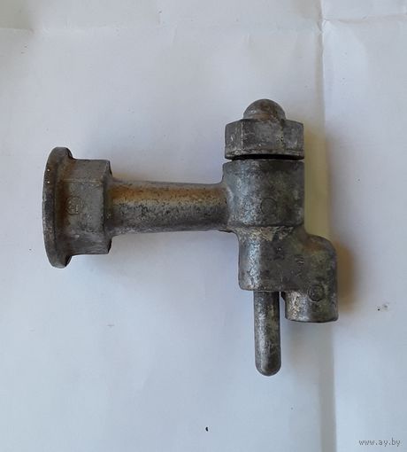 Кран умывальника в вагоне поезда