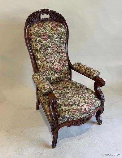 Старинное кресло из красного дерева