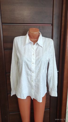 Польская светлая рубашка на 50-52 размер, в вертикальную полоску. Отлично сидит на фигуре. хорошее состояние, б/у, носила мало. Замеры: Длина 63,5 см, длина рукава 61 см, ПОгруди 54 см, ПОталии 49 см.