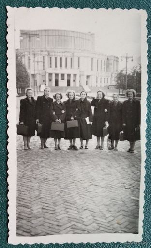 Фото группы девушек перед зданием Театра оперы и балета. г.Минск. 1950-е. 5х9 см.