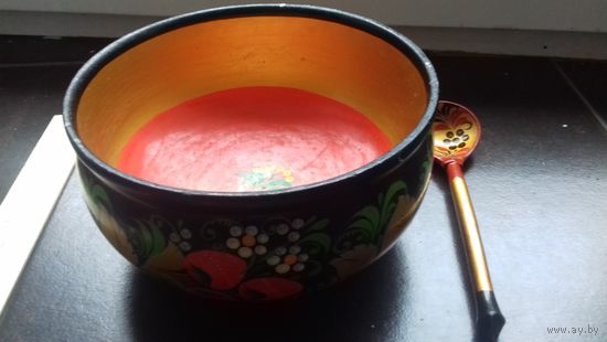 Хохлома: миска и ложка.