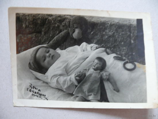 Фотография (6). Мальчик в кроватке с игрушками; май 1941 г., Крым. Евпатоия, санаторий им. Дзержинского.