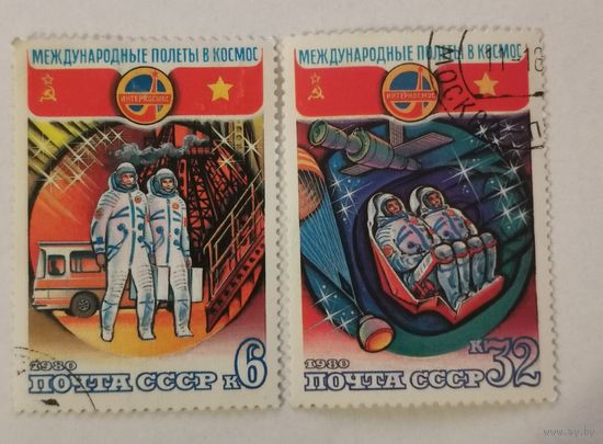Две марки из серии Полет в космос шестого международного экипажа (СССР-СРВ) - Космонавты В.Горбатко и Фам Туан у трапа и Спускаемый модуль