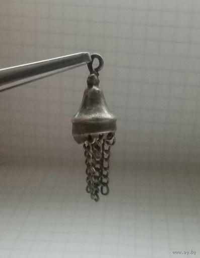 Серьга, с утратами. Белый металл.