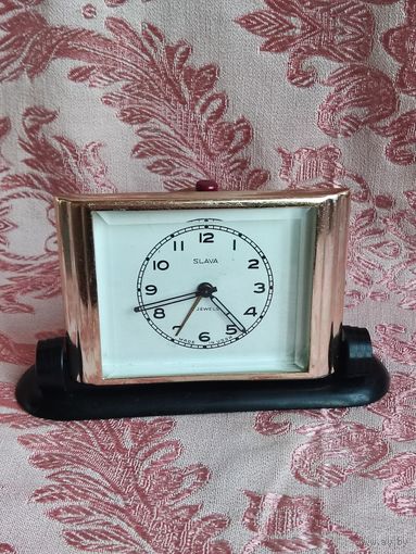 Будильник Слава механический. 70-е годы. Рабочий. Интересная форма.