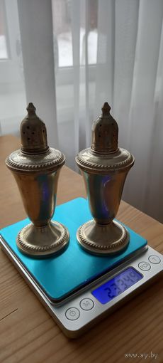 Серебряный набор (солонка и перечница) 925пр. Sterling. 233гр. С рубля. Высота 12,5см.