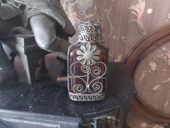 Винтажная бутылка в металле