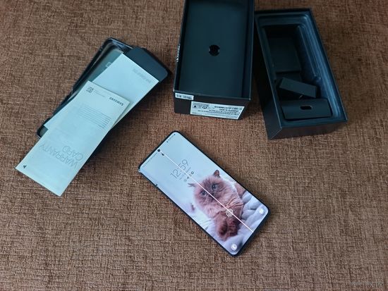 Телефон Samsung galaxy S20+ plus, бит дисплей, полоса на экране, трещины на задней крышке, тач работает. Всё остальное исправно. Батарей с утра до вечера в режиме умеренного пользования.