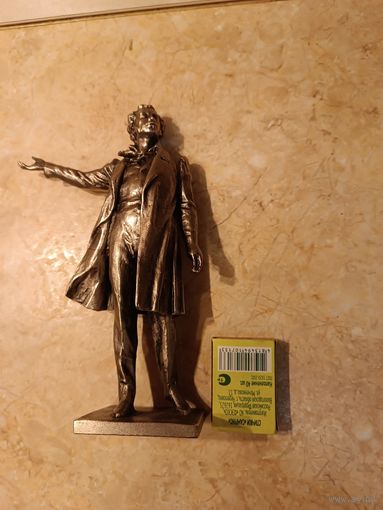 Фарфоровая статуэтка Пушкина, салумин,17 см.
