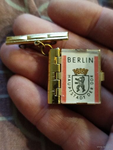 Значок книжка,Берлин,с рубля