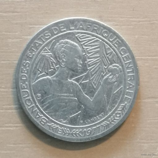 Центральная Африка (BEAC) 500 франков, 1977 г., отметка на аверсе "E" - Камерун, KM# 12