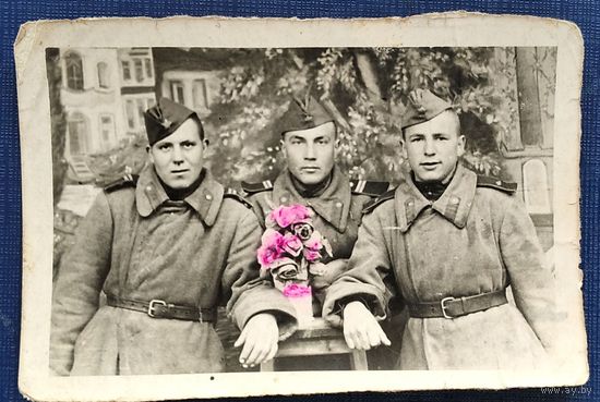 Фото 3-х военных. 1940-е. 6х9 см