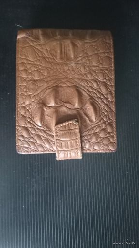 Портмоне из кожи крокодила.