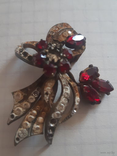 Брошь старая гранатовое стекло в реставрацию