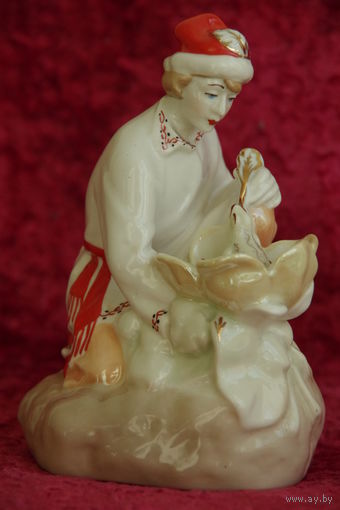 Статуэтка фарфоров  "Иван царевич и царевна лягушка  "  МФФЗ    ( целая )