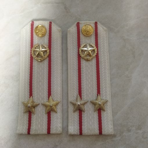 Погоны подполковника Вооруженных сил России к белой рубашке. 1990-е.