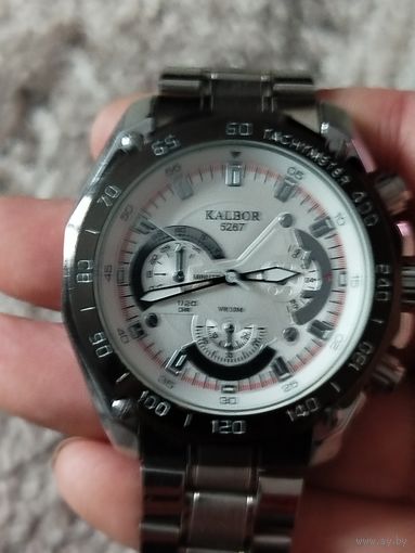 Красивые крупные,тяжелые часы,кварц,для проверки нужна батарейка,стрелка переводится,с рубля