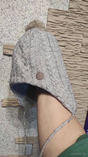 Теплая шапка H&M на 4-5 лет+подарок. Хорошее состояние. Внутри на флисе. Цвет серый. В подарок шапка Bonnie kids на 4-5 лет. 60% хлопка. Деми.